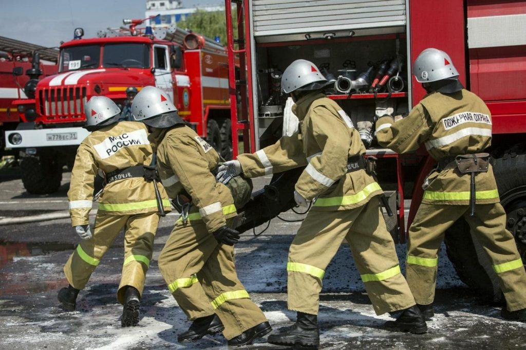 Пожарные возле пожарной машины