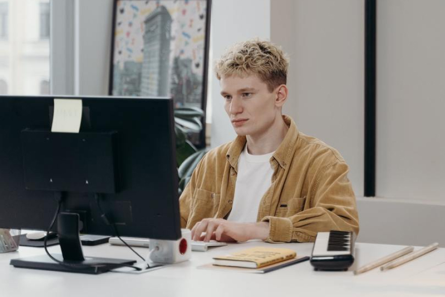 Парень работает за компьютером