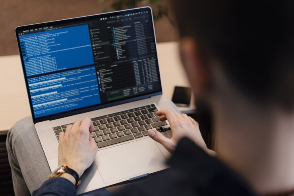 Человек программирует на Python