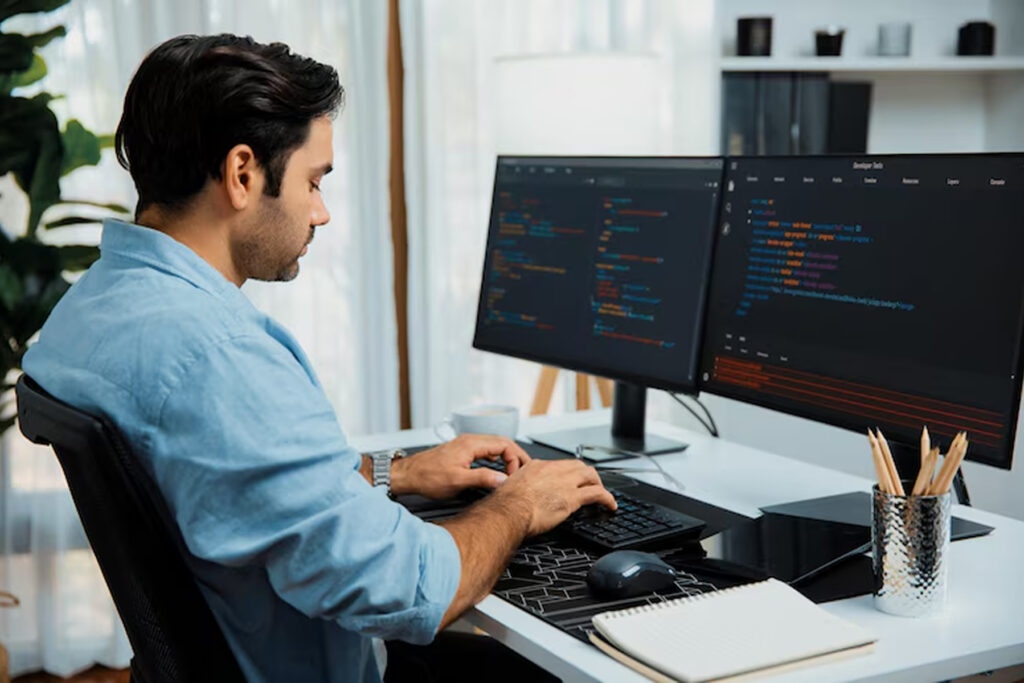 Разработчик пишет код на Python