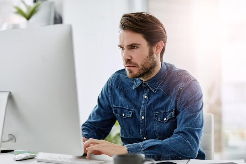Разработчик импортирует данные в Python