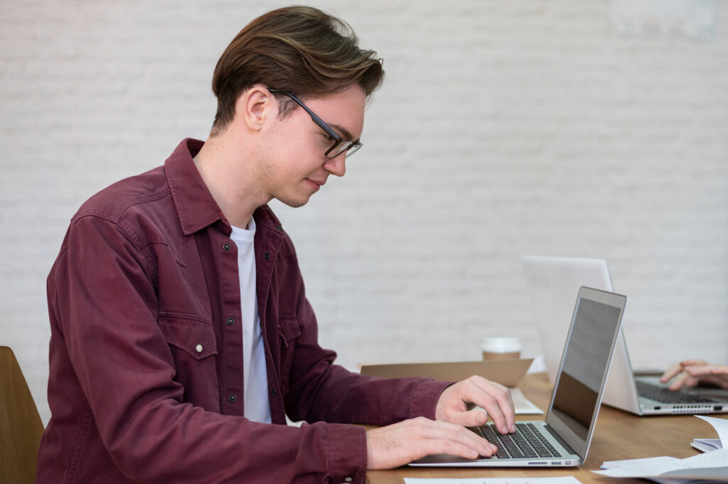 Парень работает в Jira