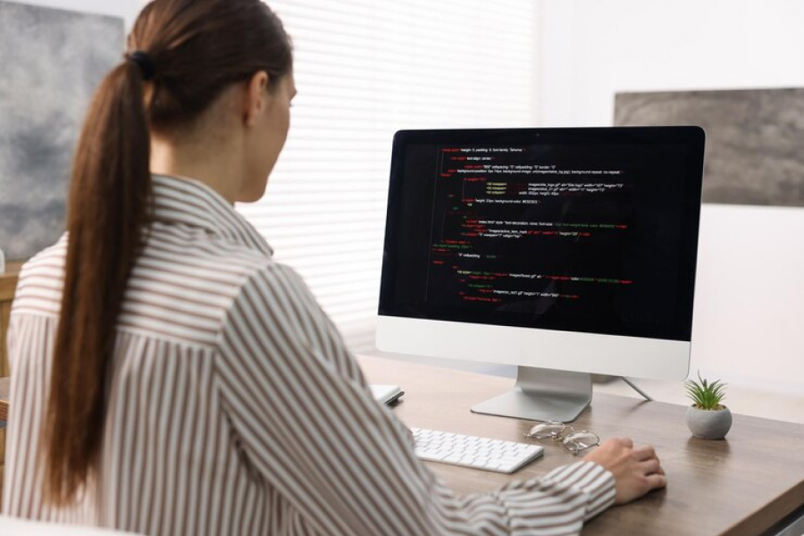 Девушка пишет списки в Python