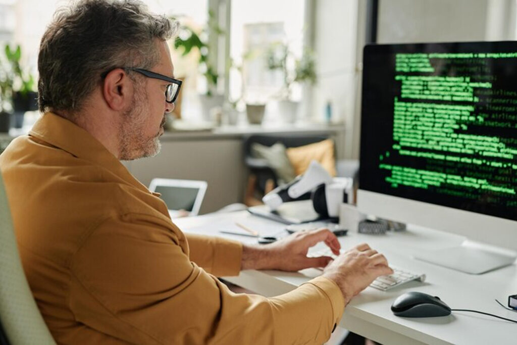 Мужчина ищет самую длинную строку в Python
