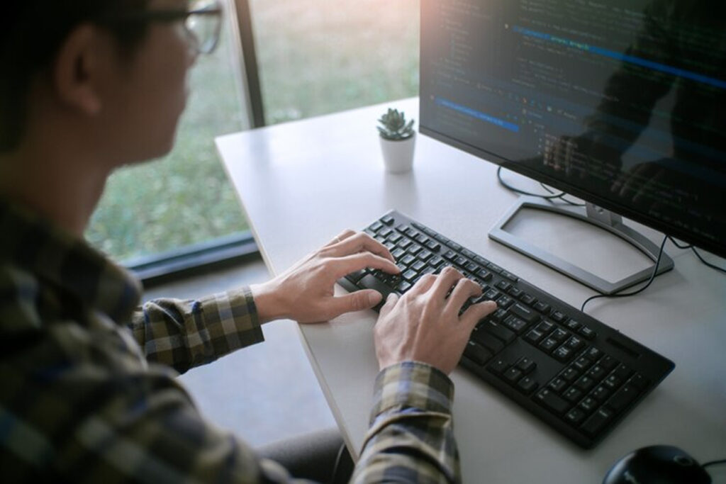 Парень пишет код на Python в Linux