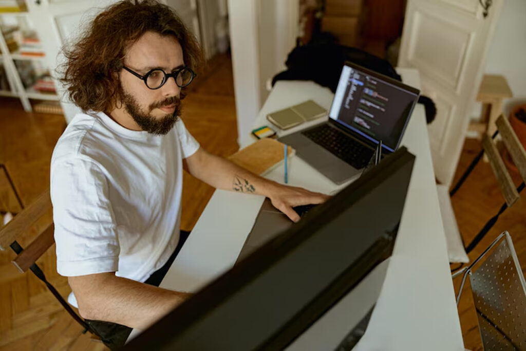 Мужчина в очках изучает Pip Python