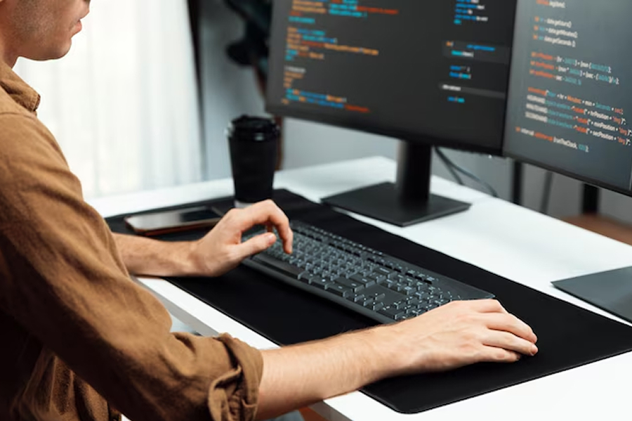 Человек удаляет элементы множества Python