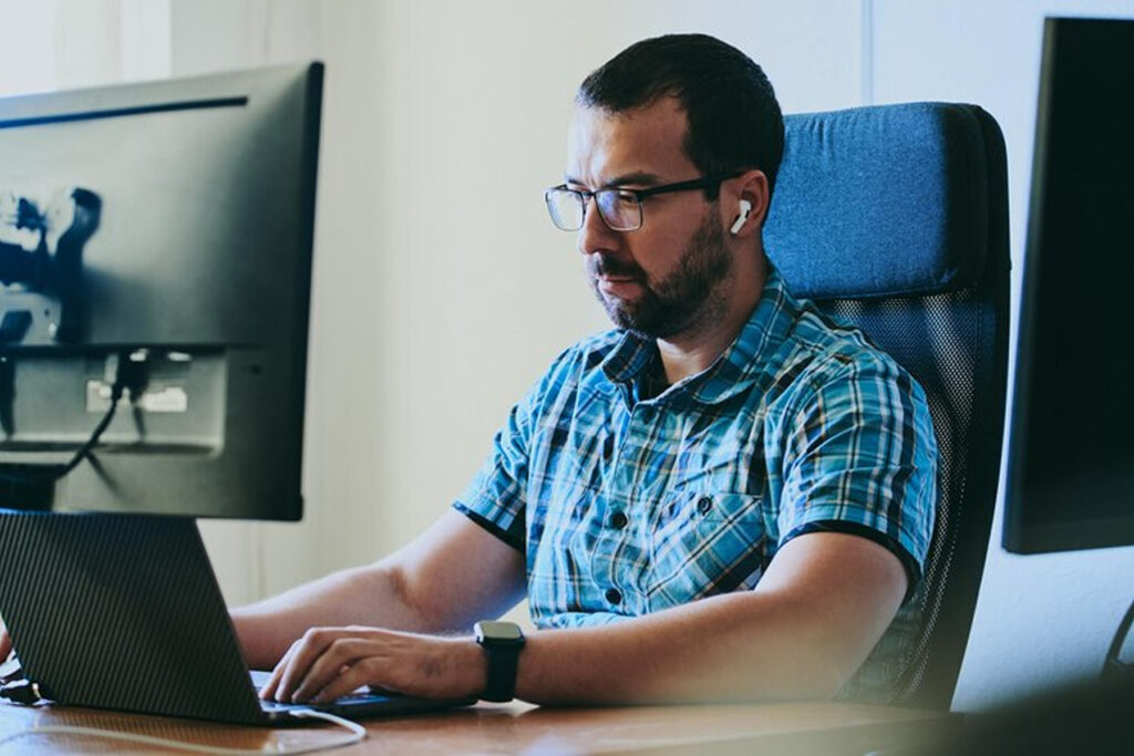 Мужчина удаляет элементы в Python