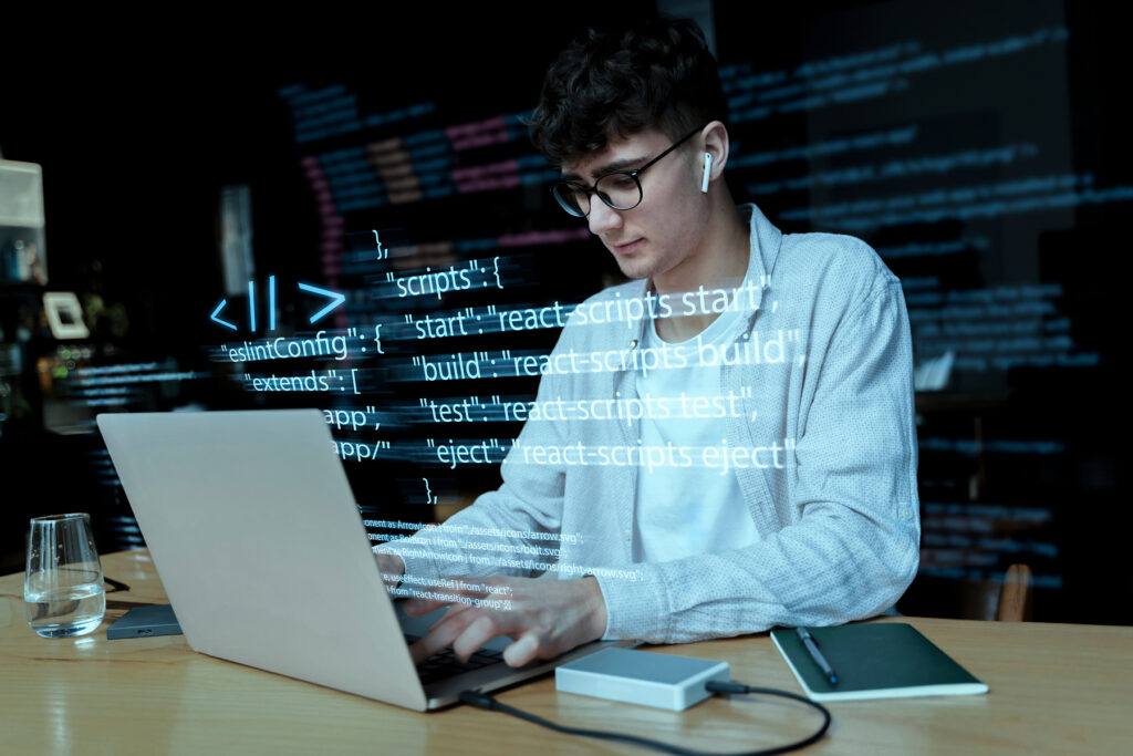 Мужчина изучает Python