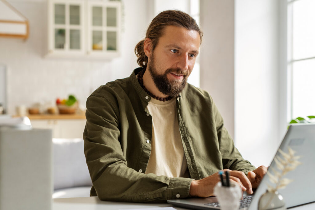 Человек работает в Selenium за ноутбуком